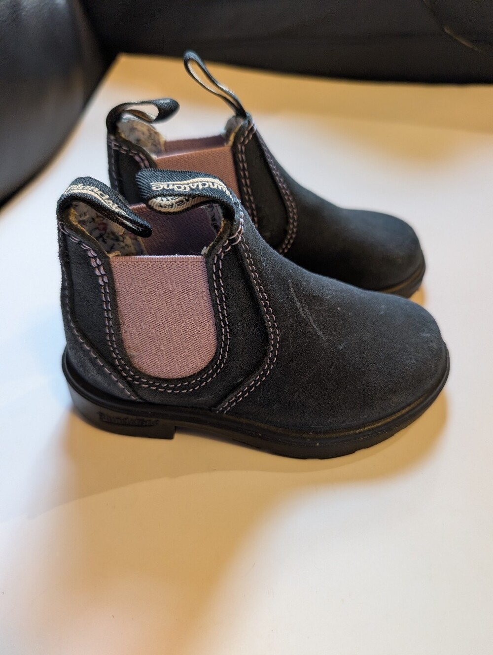 Blundstone Kids Black Suede Chelsea Boots with Light Pink Elastic Size 8(7) EUC